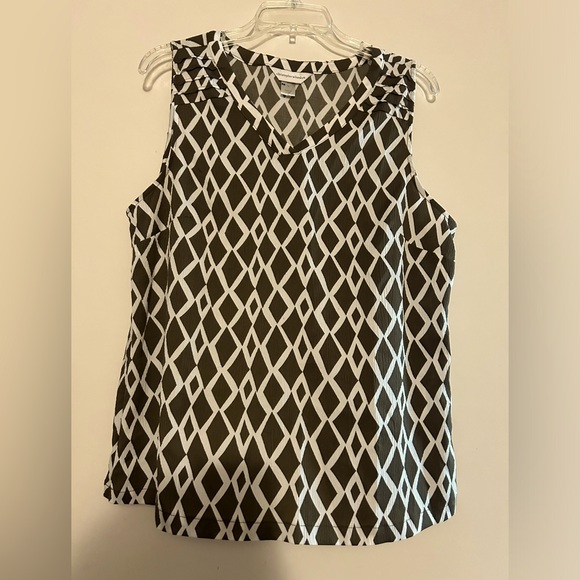 Sleeveless women’s top in size medium olive and white diamond shaped print - Picture 1 of 3